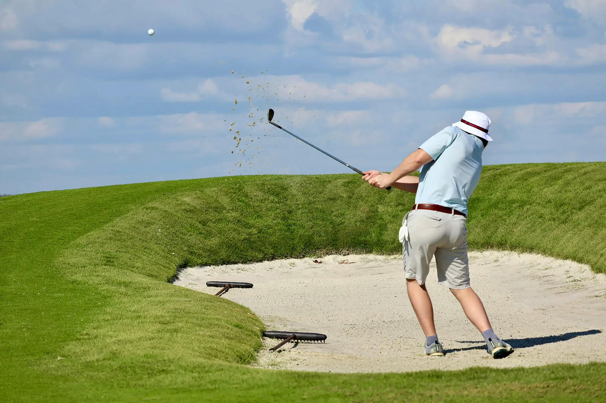 Golfer trainiert Schläge auf einem Übungsbunker
