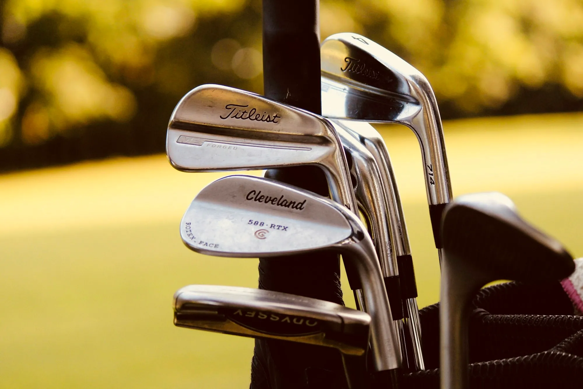 Eisen und Wedges in einem Golfbag